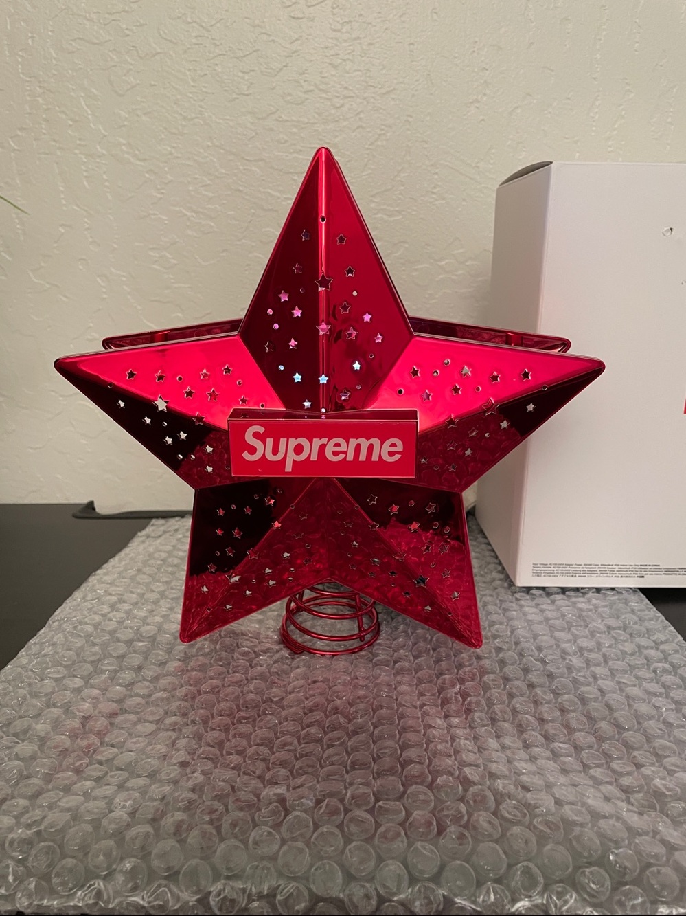 Supreme projecting Tree topper with box